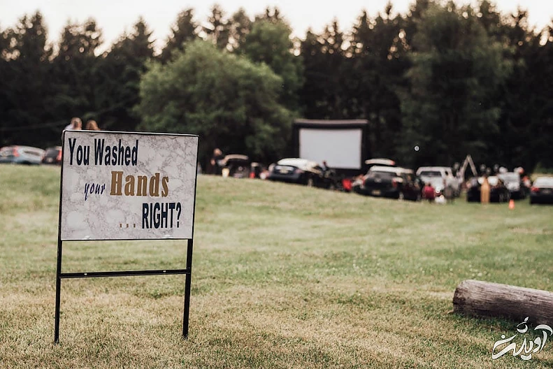 عروسی با تم کرونا؛ از برگزاری در پارکینگ تا توزیع دستبندهای نزدیکم نشو